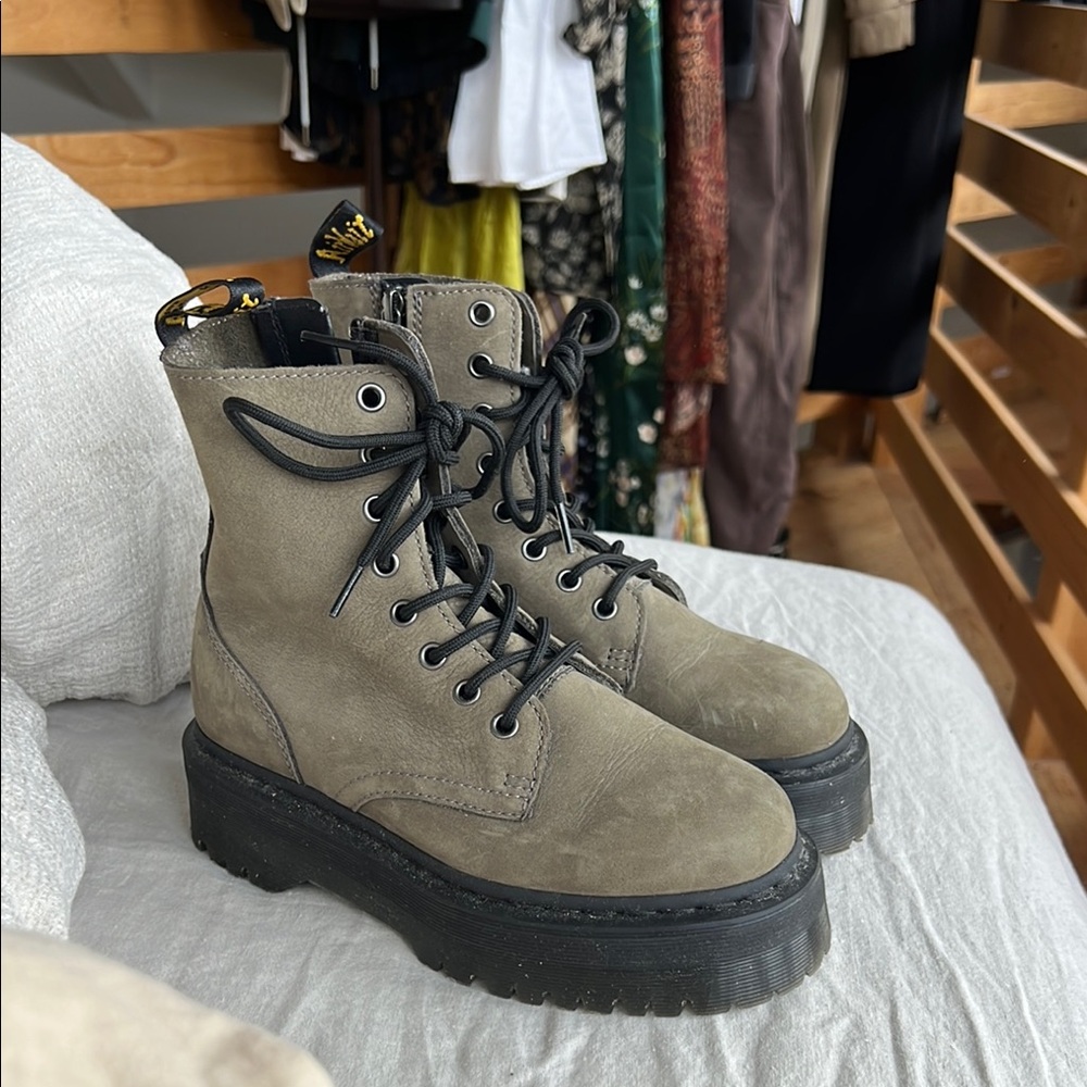 Platform doc Marten airwave, suede